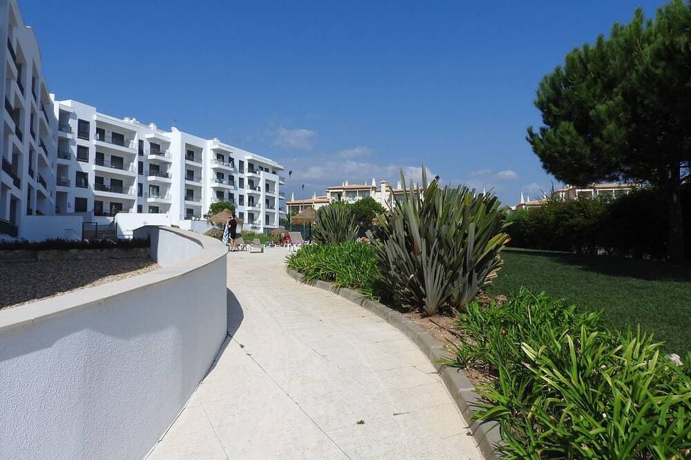 Foto 10 von 30: Neue Wohnung mit Blick auf den Pool und den Tennisplatz mit Meerblick