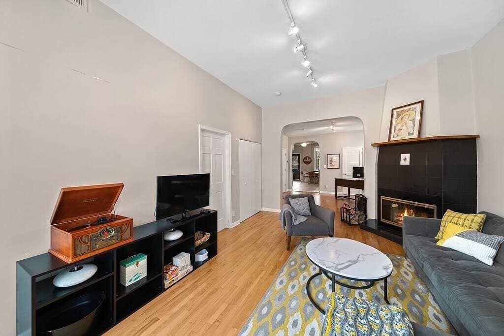 Foto 9 von 25: Classic Lincoln Park  2 bedroom condo- parking included