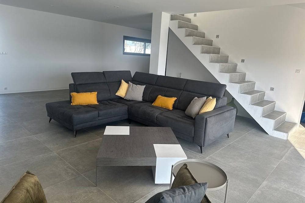 Foto 8 von 30: Geräumige 220 m² große Villa mit privatem Pool und großem umzäunten Garten