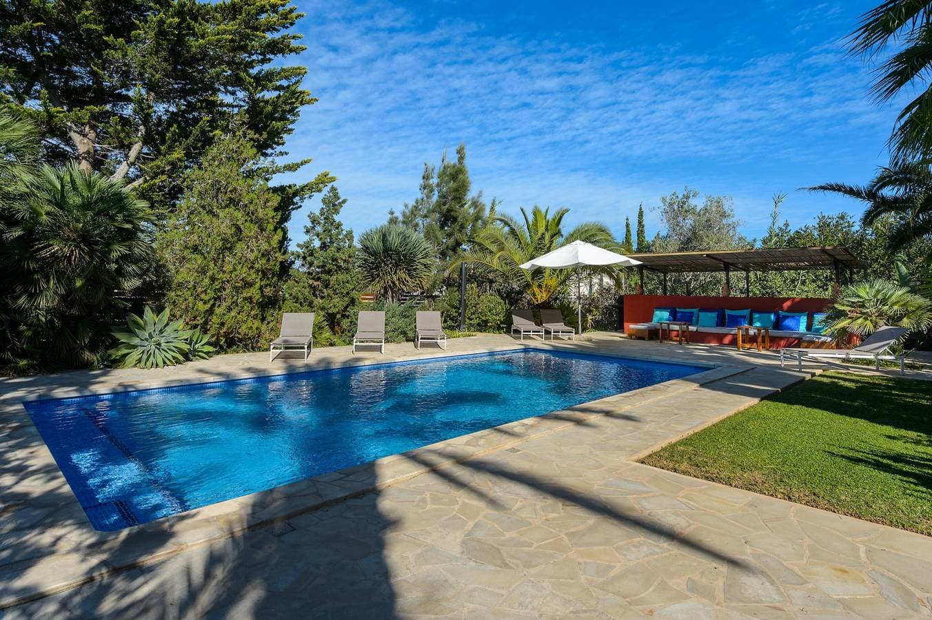 Foto 4 von 35: Wunderschöne Villa La Vila mit Pool, Garten, Terrassen und Klimaanlage