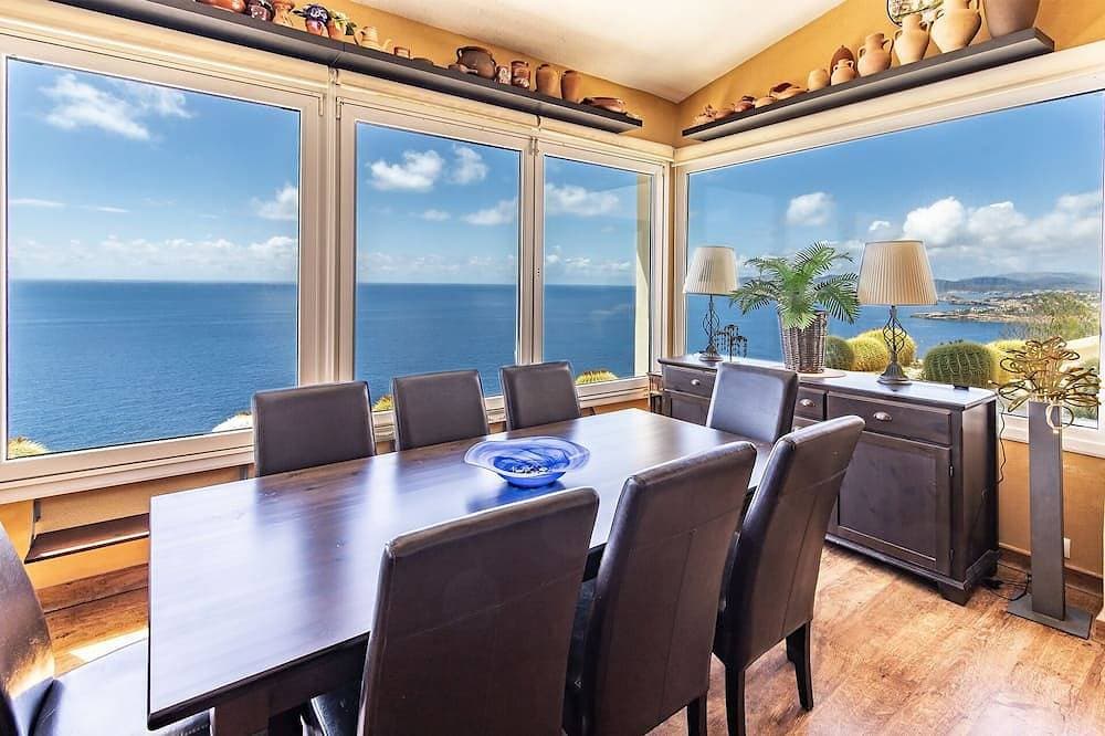 Foto 12 von 25: Haus mit herrlichem Blick auf das Meer, Front mit Pool und mehreren Terrassen