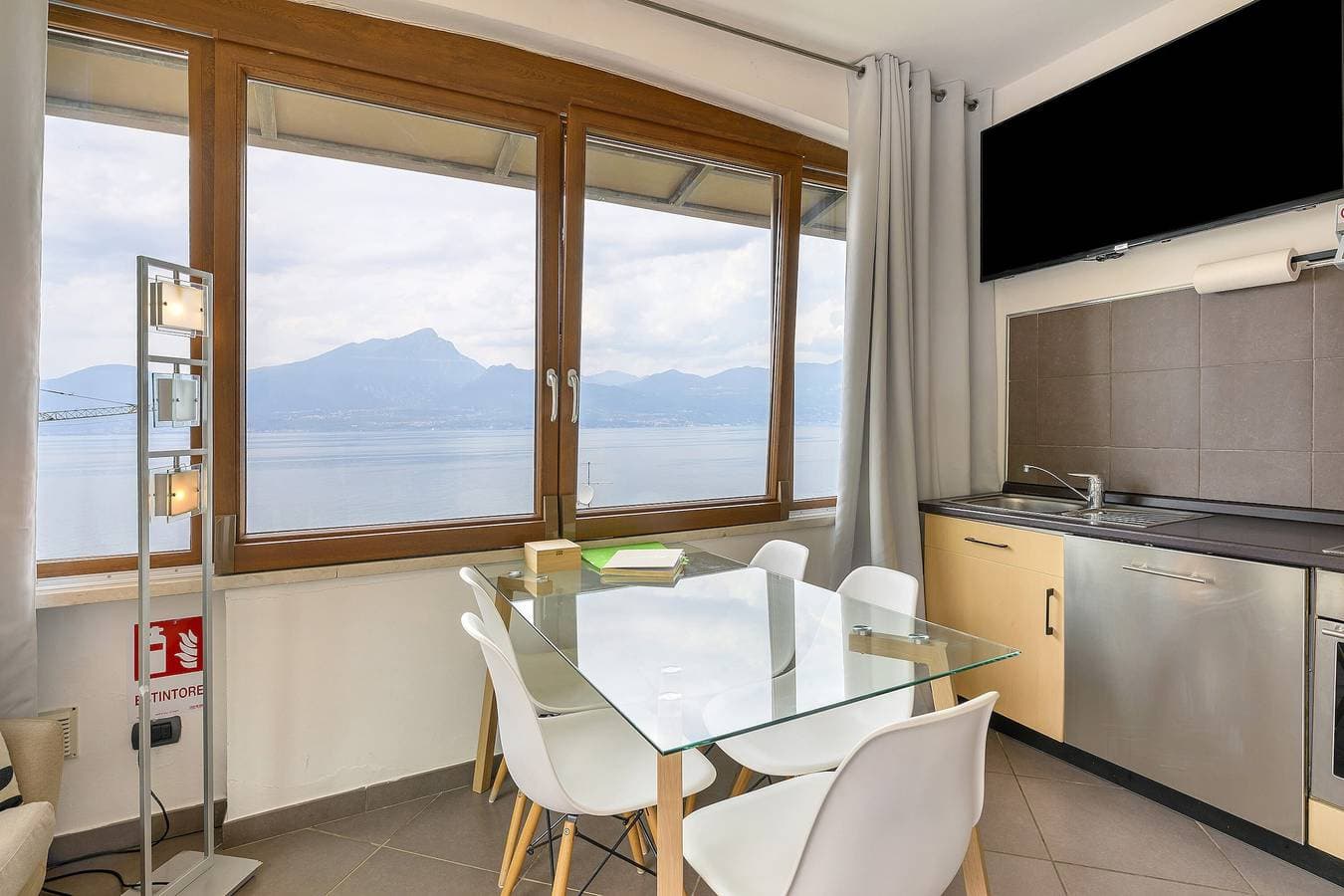 Foto 5 von 25: Ferienwohnung "Residenz La Mignon Oleandri" mit Blick auf den See, Bergblick und Garten