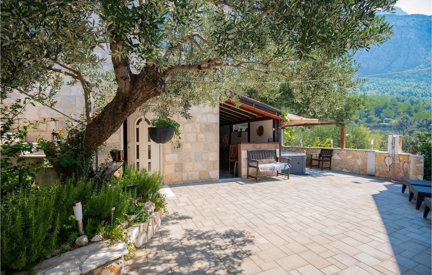 Foto 3 von 29: Gemütliche Ferienwohnung mit Terrasse, WLAN und Parkplatz in der Nähe der Küste von Makarska