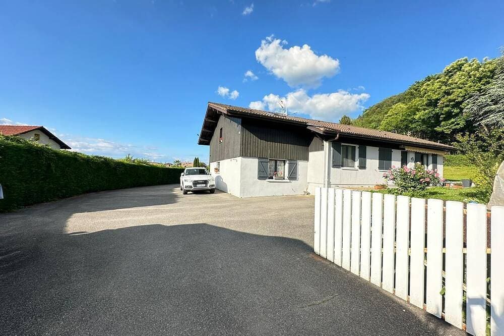Cozy 2-bedroom apartment in a quiet neighborhood near Lake Geneva, with parking and a terrace 1
