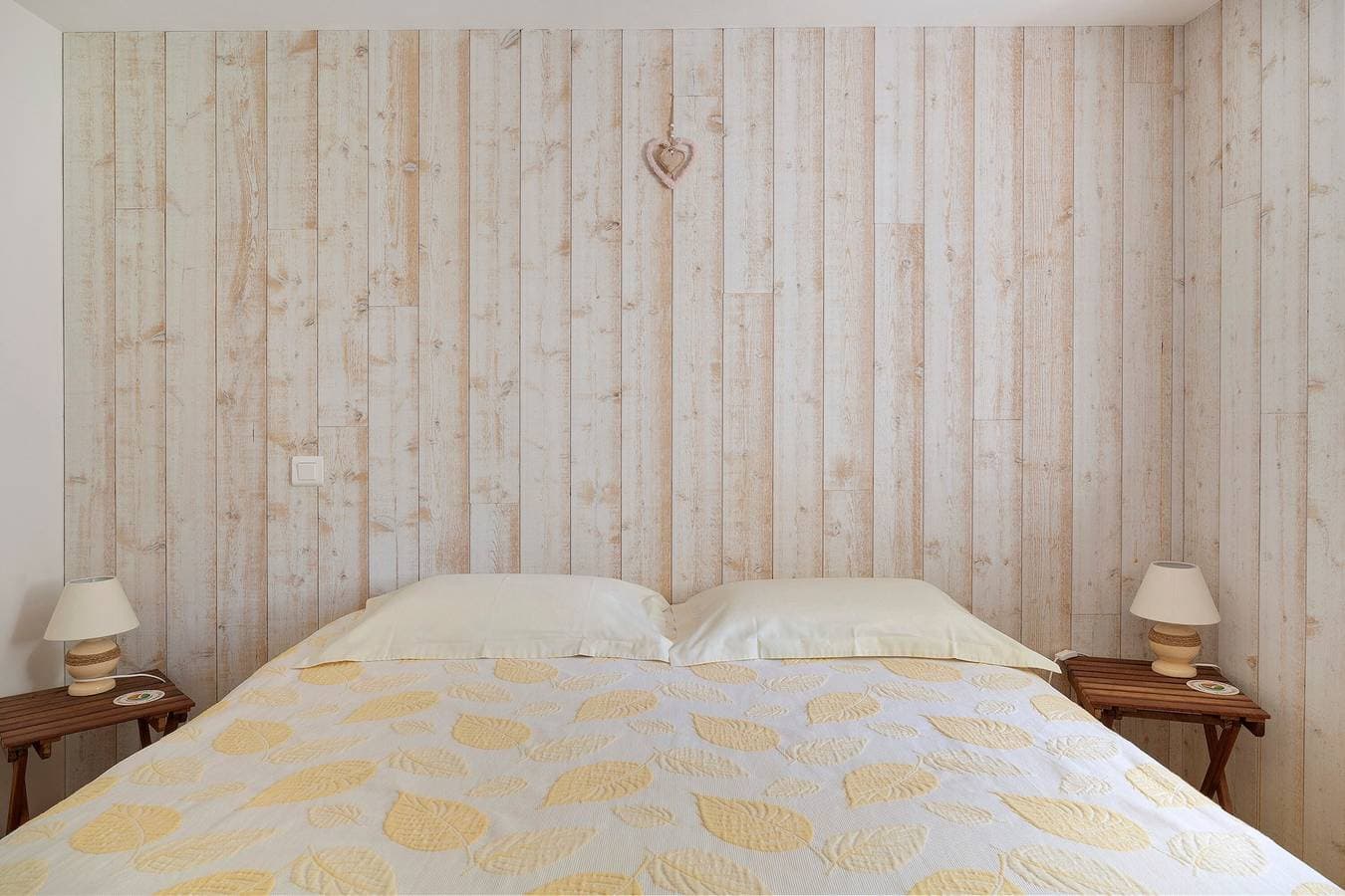 Foto 9 von 23: Gästezimmer „Les Hortensias“ mit gemeinsamer Terrasse, Garten und WLAN