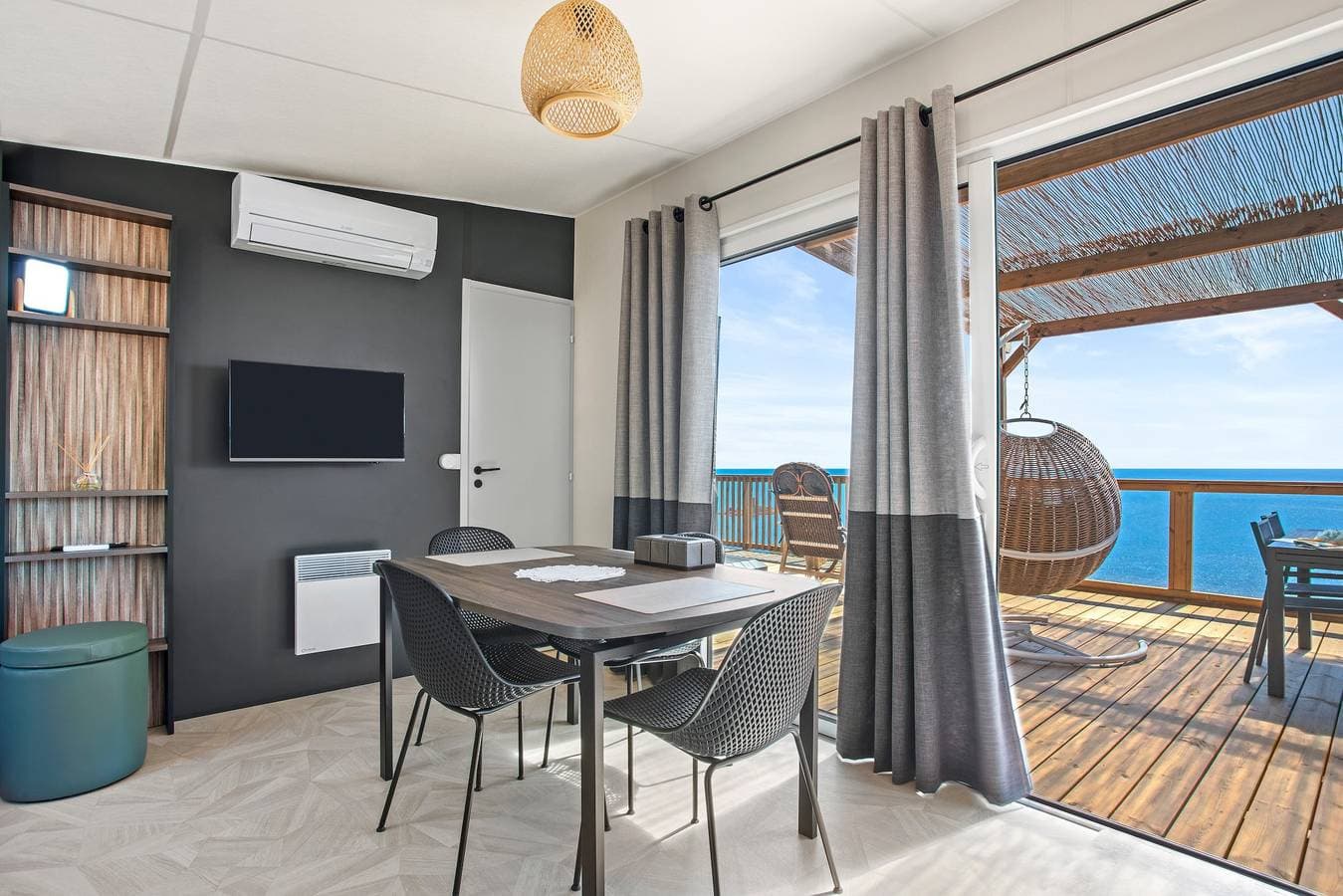 Foto 6 von 41: Bungalow 'Domaine Ile D'or, Segur 8' mit Meerblick, Gemeinschaftspool und privater Terrasse