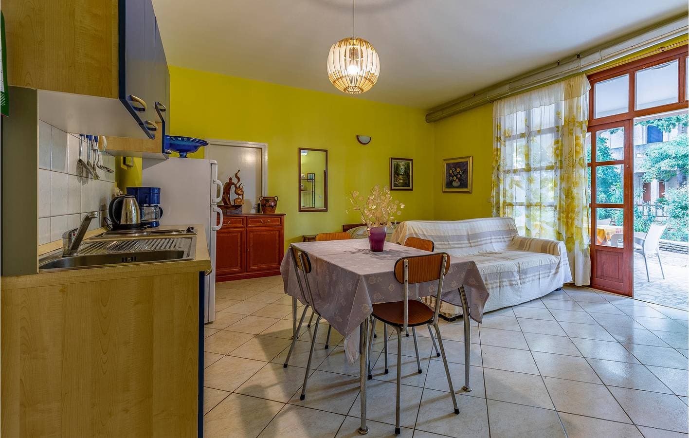 Foto 4 von 23: Gemütliche 1-Zimmer-Wohnung mit Terrasse in der Nähe des Strandes Bijela