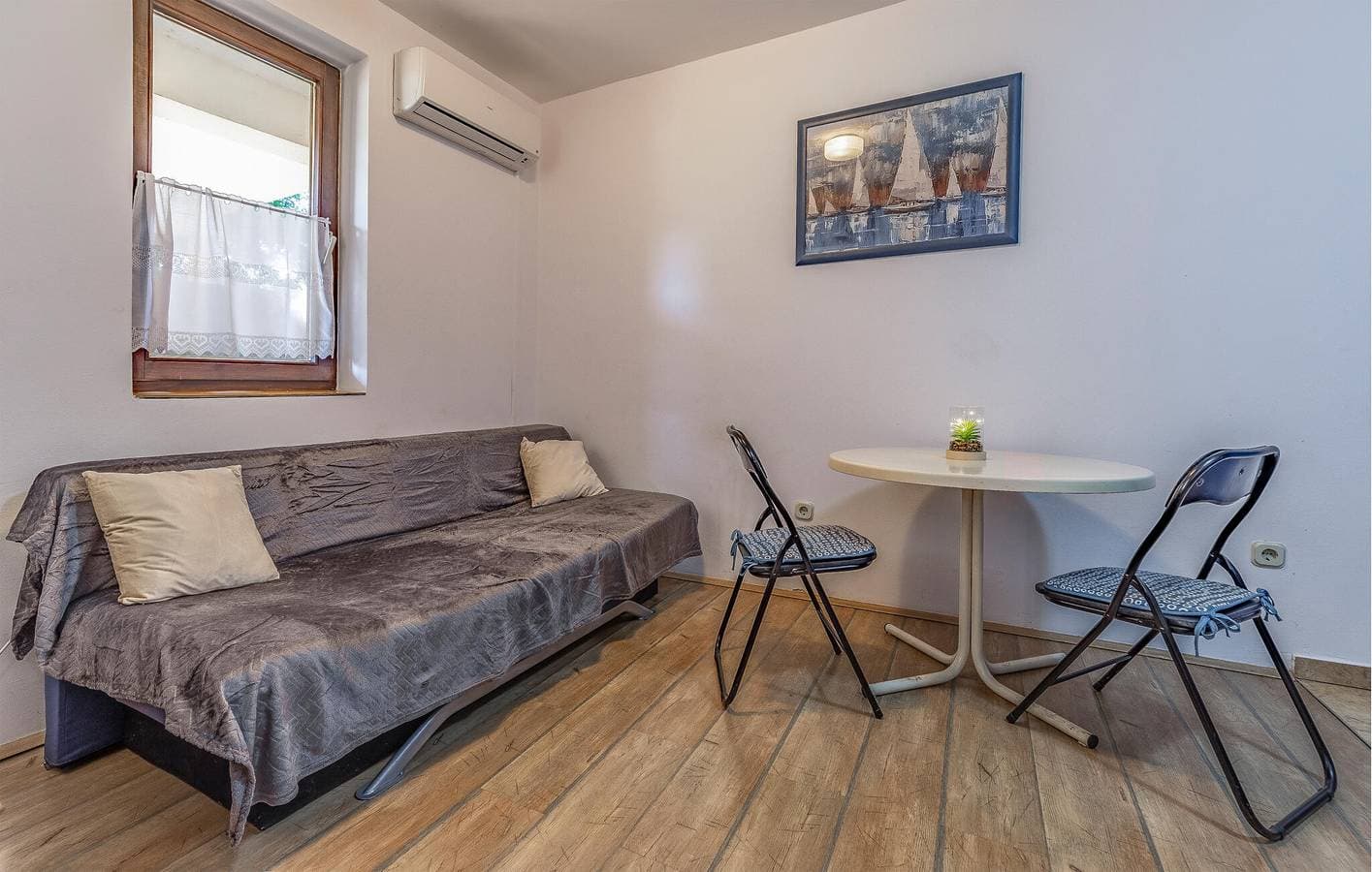 Foto 11 von 24: Gemütliche Ferienwohnung mit Terrasse und Parkplatz, 1 km vom Strand Bijeca entfernt