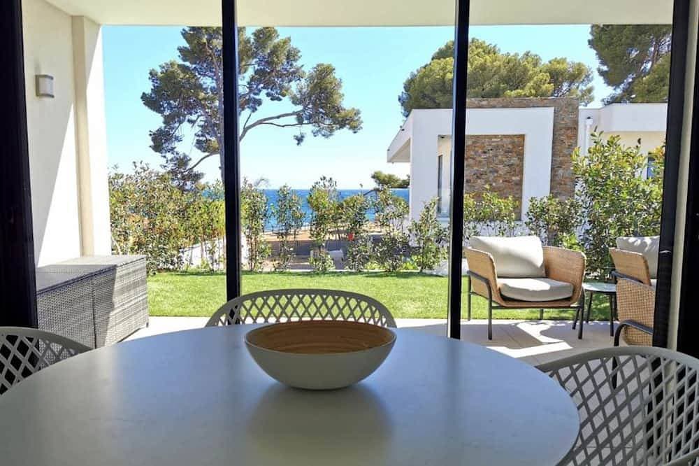 T2 sea view at Les Pins Penchés! 1