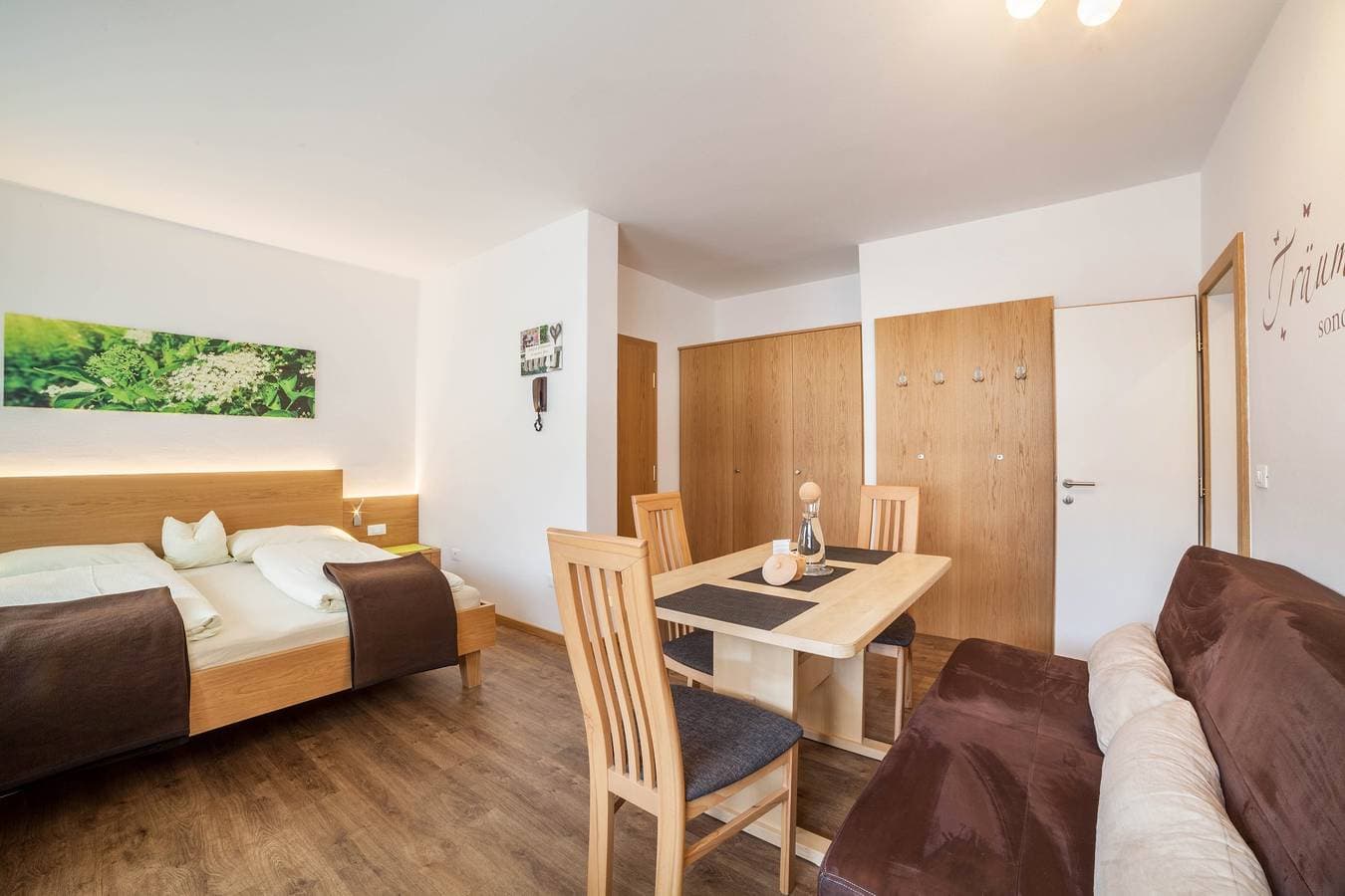 Foto 5 von 24: Ferienwohnung "Schnitzer - Holunder" mit Bergblick, WLAN, Balkon & Garten
