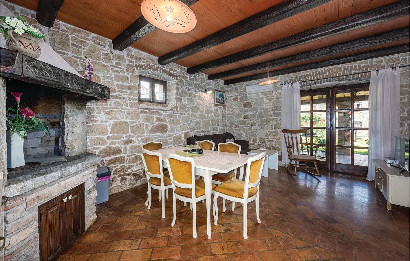 Foto 3 von 28: Gemütliche Ferienwohnung mit Pool und Terrasse in der Nähe des Buffet Jama