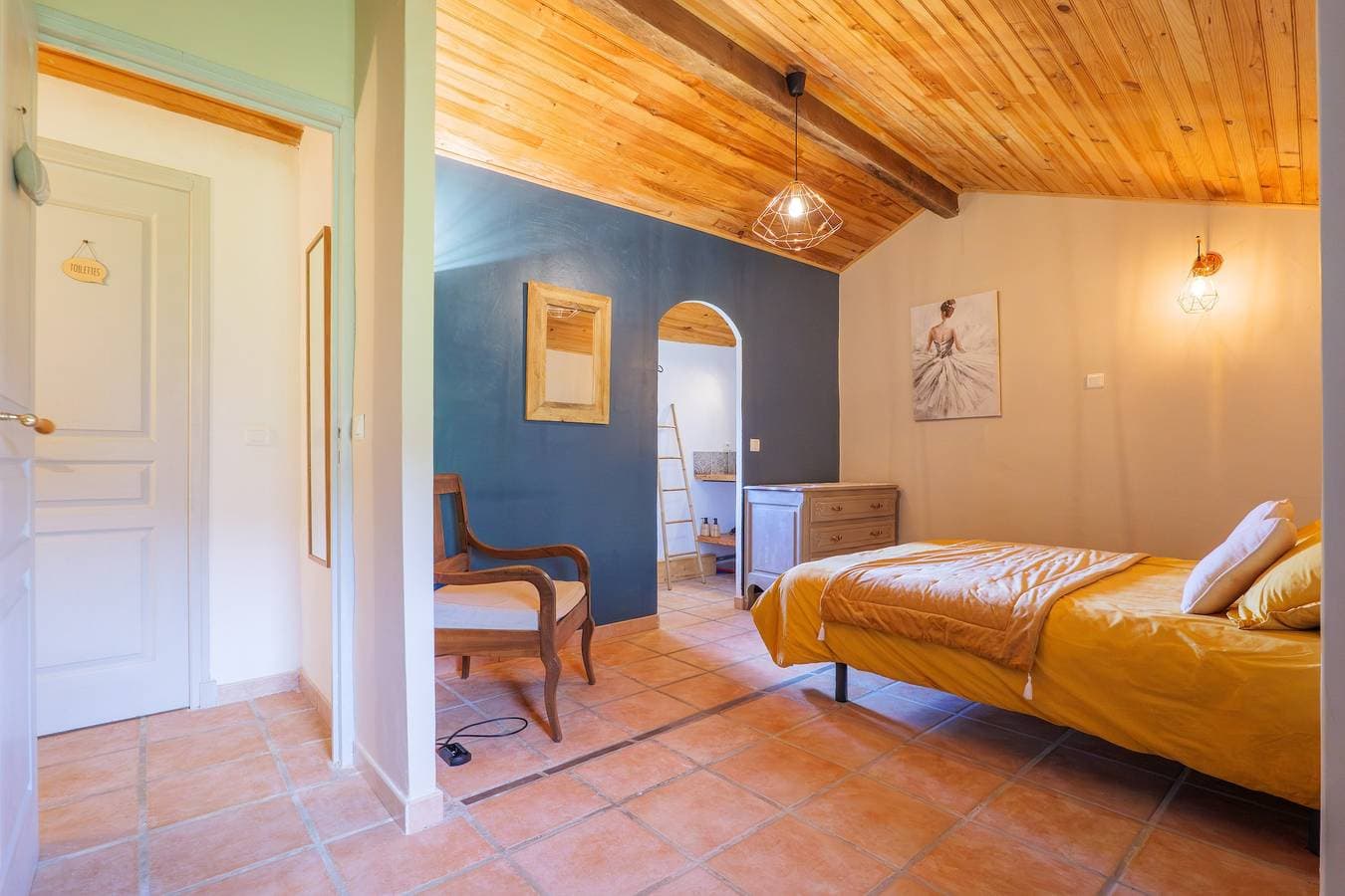 Foto 10 von 22: Gästezimmer „Les Terrasses de Collanges“ mit Bergblick und WLAN