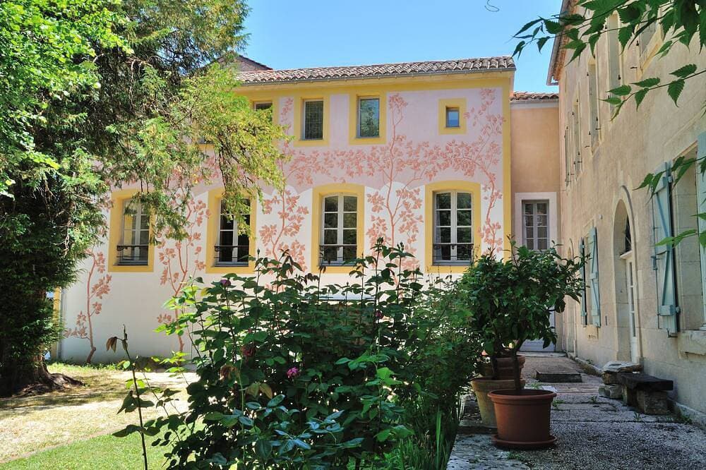 Beautiful house with garden and view of the Lot 1
