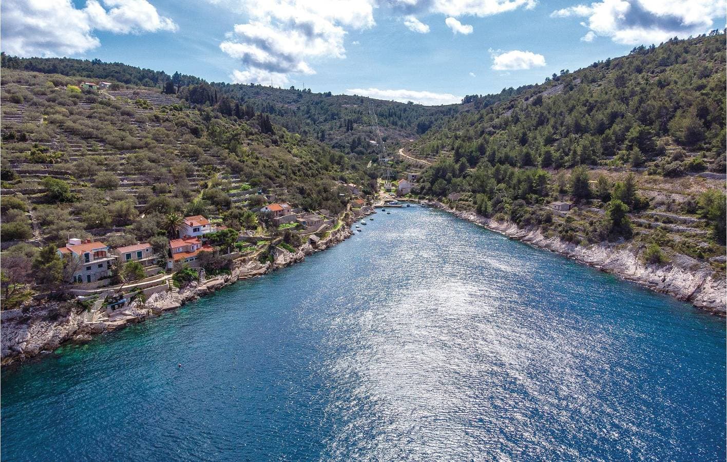 Foto 6 von 28: Gemütlich, 2 km vom Strand entfernt: Terrasse mit Blick aufs Wasser und Küche