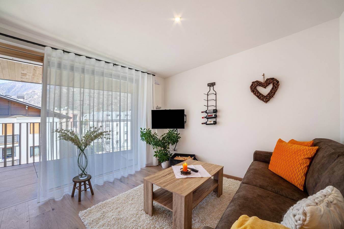 Foto 11 von 27: Ferienwohnung 'Adler Living Attika Wohnung' mit Bergblick, Terrasse & WLAN