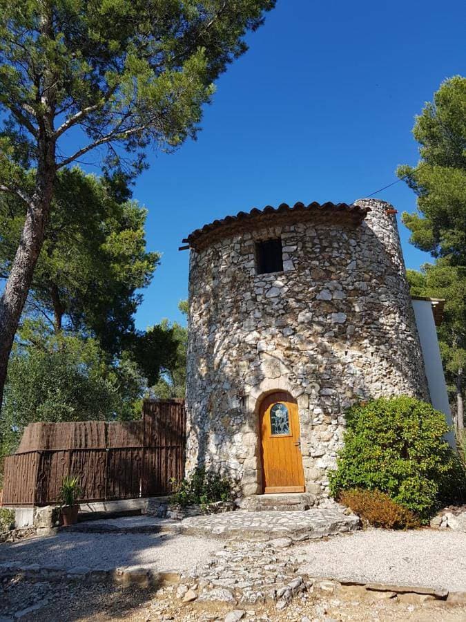 Moulin Rouge Provençal Suite Premium avec jacuzzi extérieur Aix Marseille 1