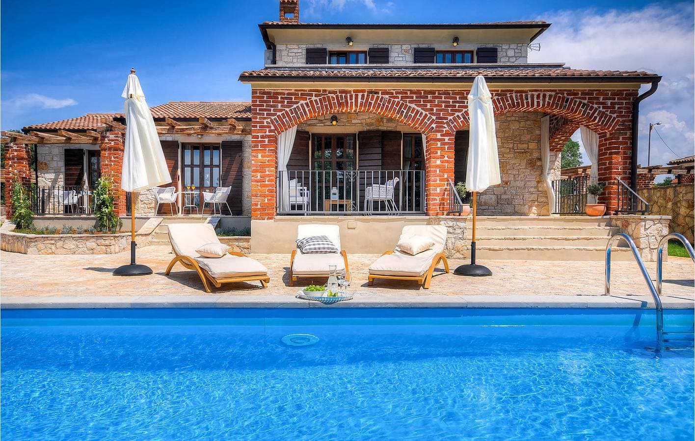 Foto 11 von 45: Gemütliche 2-Zimmer-Wohnung mit Pool, WLAN und Parkplatz in der Nähe des Stadtzentrums von Prhati