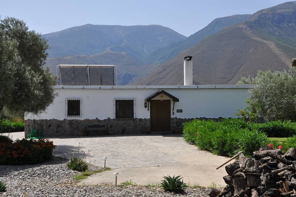 Foto 5 von 22: Ein 2 Schlafzimmer Landhaus mit einem großen privaten Garten und Schwimmbad