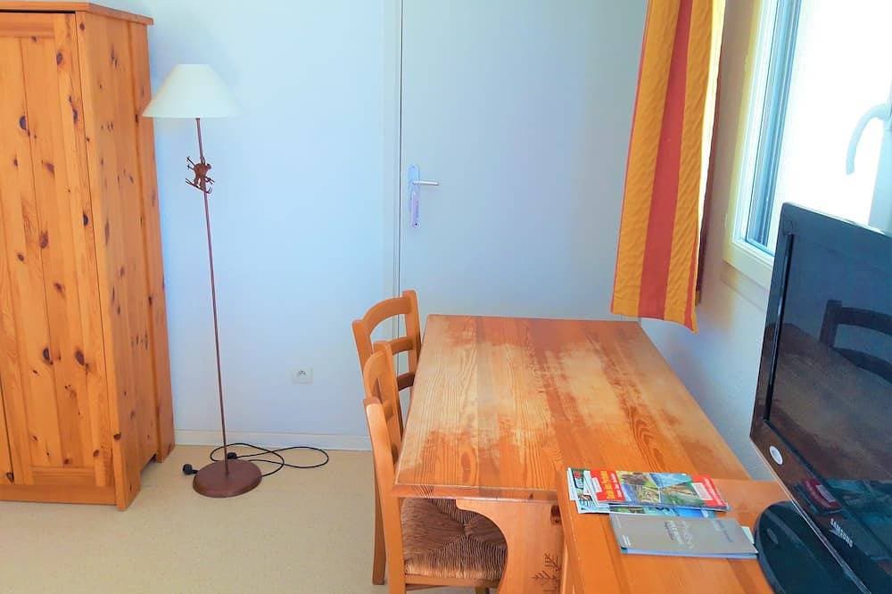 Foto 9 von 11: Pleasant Font-Romeu Studio, warm and bright with mountain views