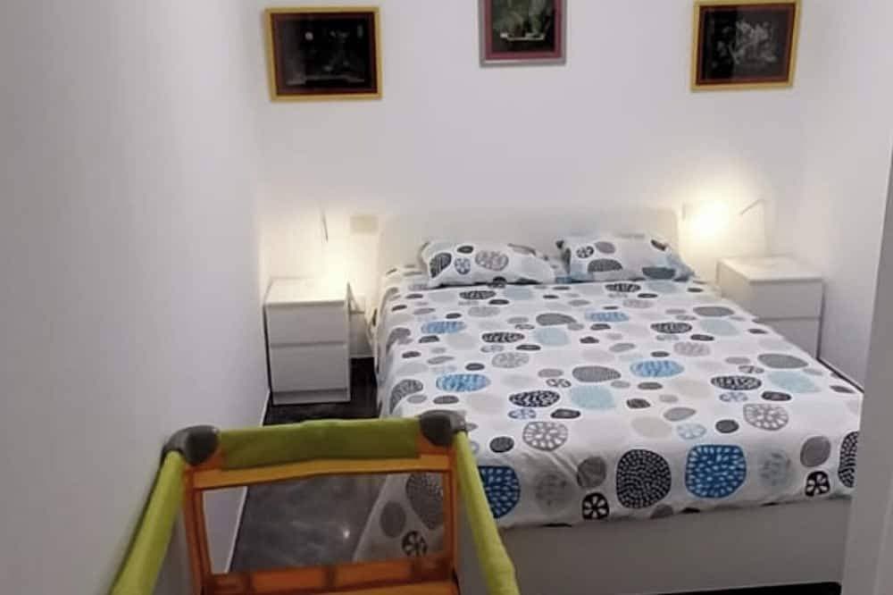 Foto 9 von 26: Geräumiges und helles Apartment mit 3 Schlafzimmern, Wohnzimmer mit Küche / Esszimmer und 1 Badezimmer.