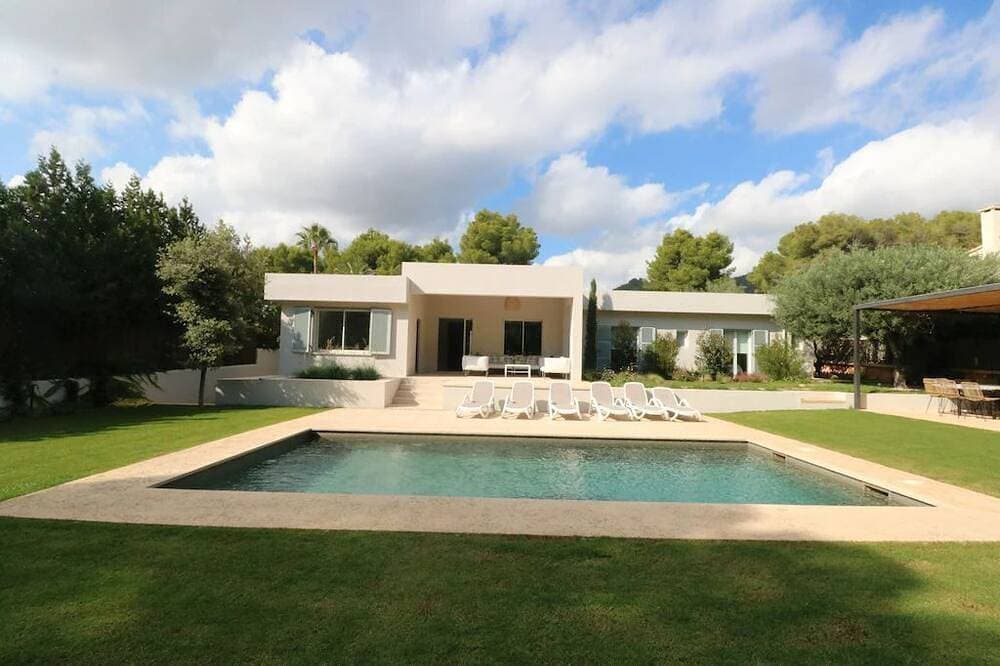 New family villa with pool and garden next to the beach (licenseETV2325) 1