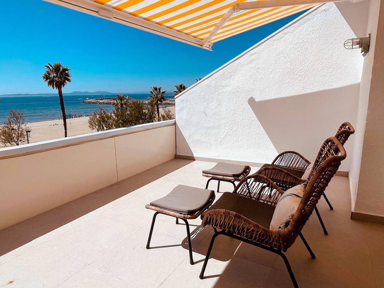Foto 6 von 36: ¡Encantador apartamento en alquiler en Roses, Costa Brava! A 0 metros de la playa. Disfruta de la piscina comunitaria y las vistas al mar.