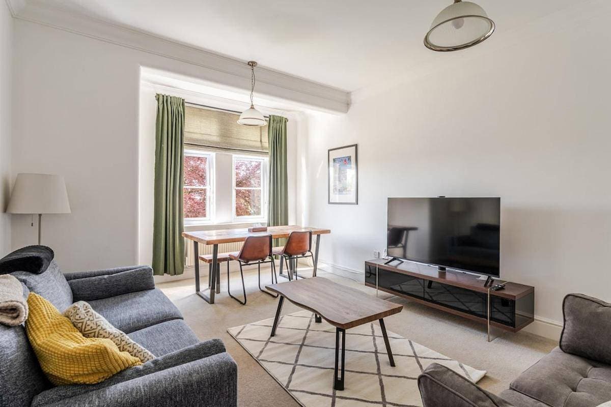 Delightful 3 Bed Apartment in Ham Green Bristol 1