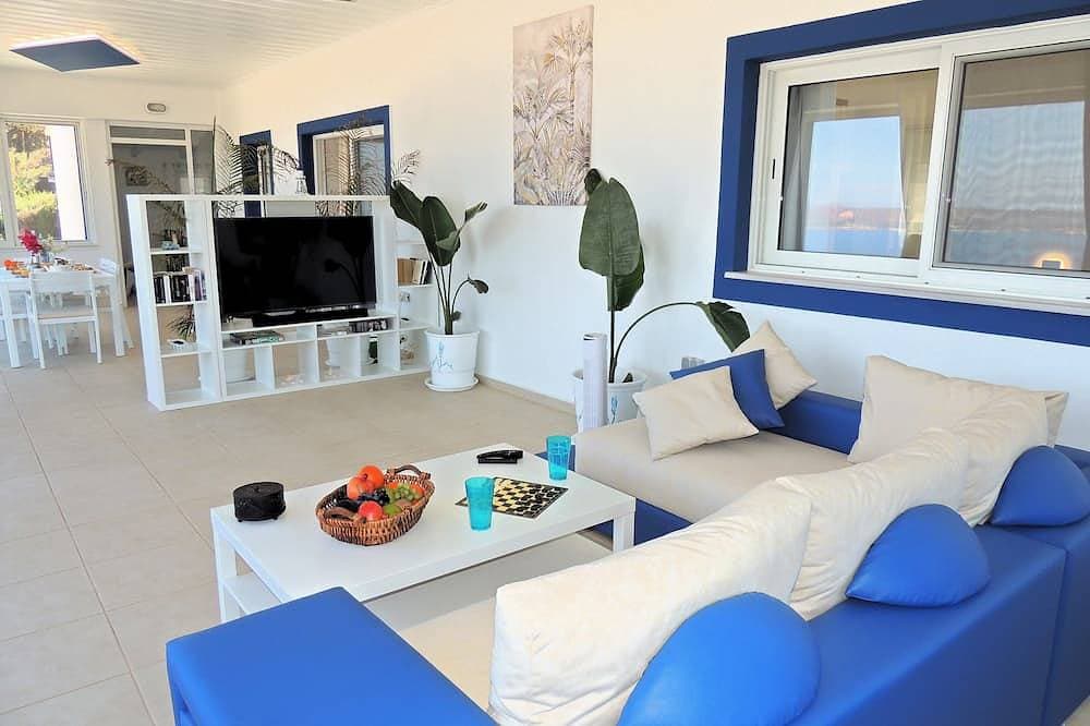 Foto 9 von 30: Amazing 14m infinity pool, outside dining & lounge area, sea views, & big garden