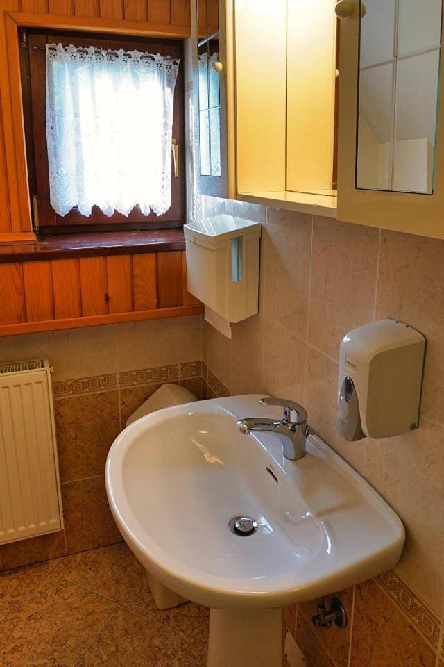 Foto 9 von 14: Basic Triple Room with Shared Bathroom