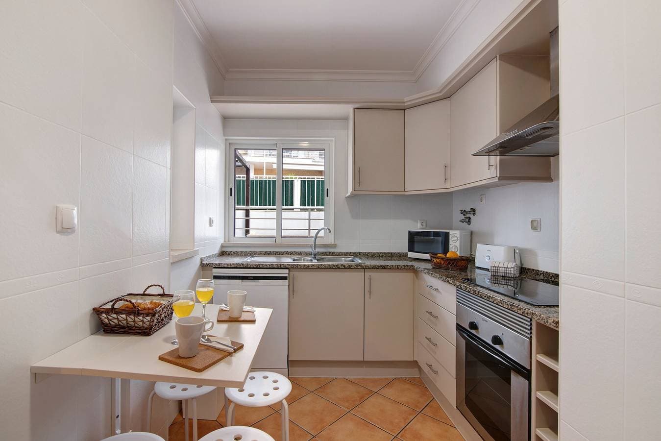 Foto 6 von 24: Ferienwohnung 'T2 D Apt Amendoeira' mit Gemeinschaftspool, 2 Balkonen und WLAN
