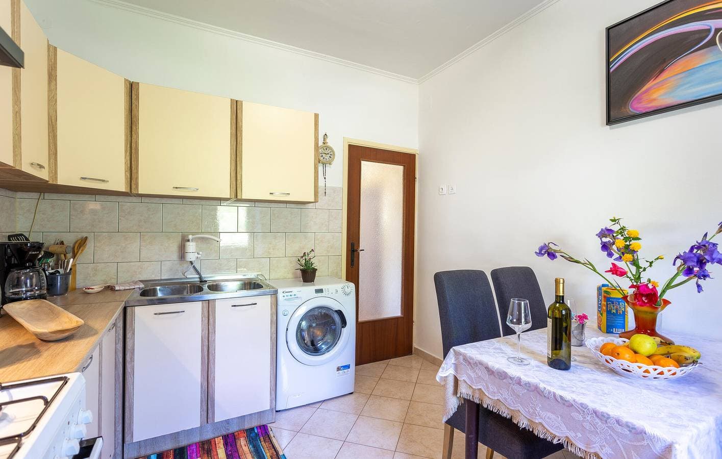 Foto 5 von 34: Charmantes Apartment mit Pool und Terrasse in der Nähe des Restaurants Konoba Vinez