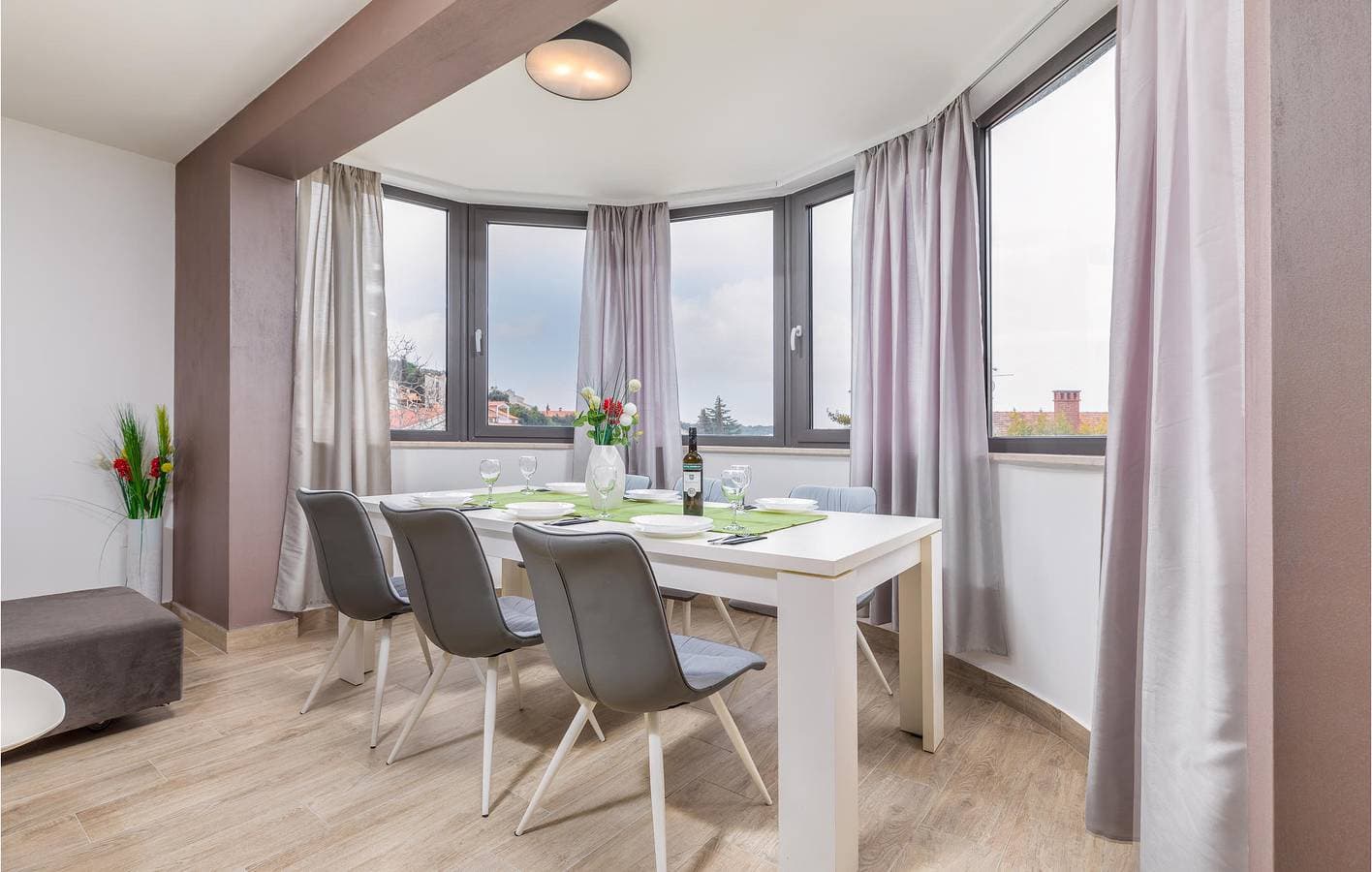 Foto 8 von 36: Geräumiges Apartment mit einem Schlafzimmer, Terrasse, WLAN und in der Nähe des Strandes Havajka