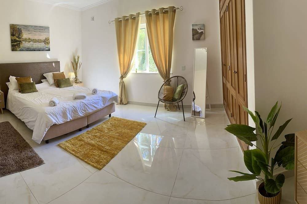 Foto 2 von 30: Luxury Villa Set In Its Own Grounds, 4 Bedroom 4 Bathroom With Heated Pool,