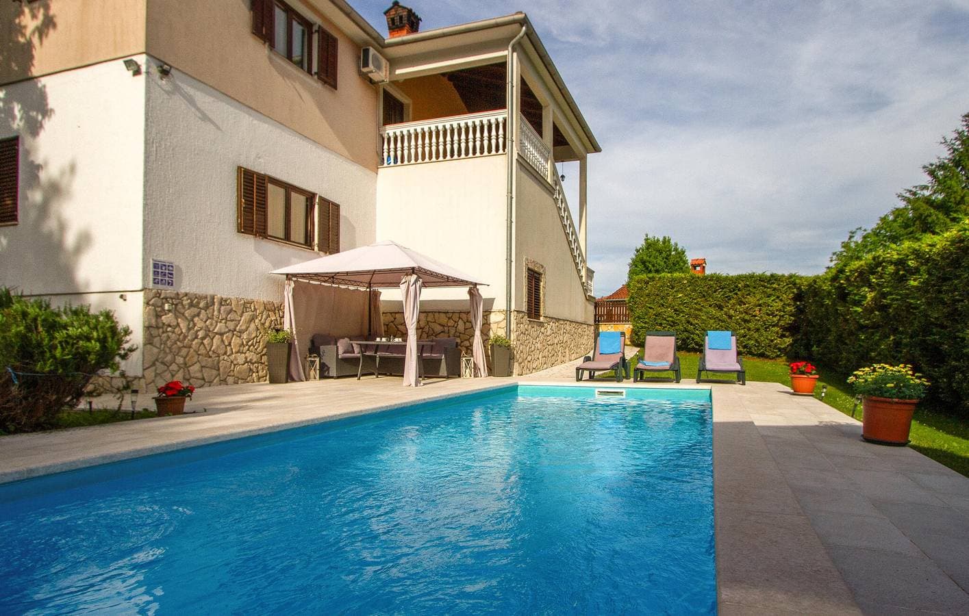 Geräumige 2-Zimmer-Wohnung mit Pool, WLAN, Klimaanlage und Parkplatz – Ihr idealer Rückzugsort! 1