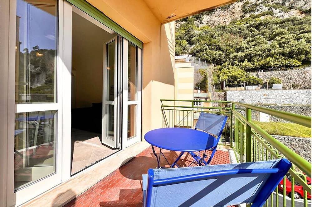 Fabulous 2-bedroom apartment with AC and heating in Varigotti, Italy 1