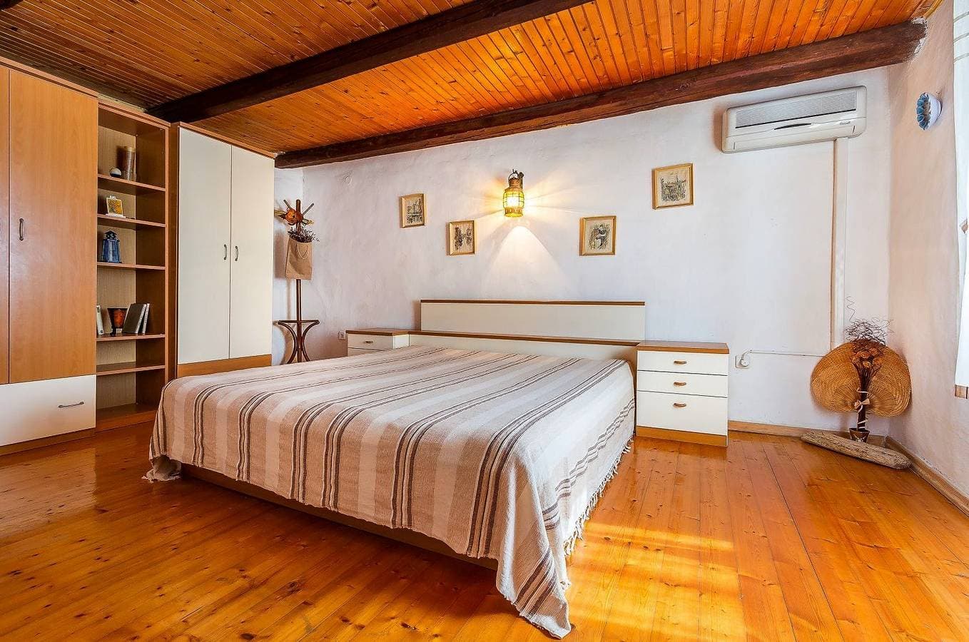 Foto 10 von 21: Komfortables Ferienhaus mit Palmen, Weinreben und Liegestühlen im Garten