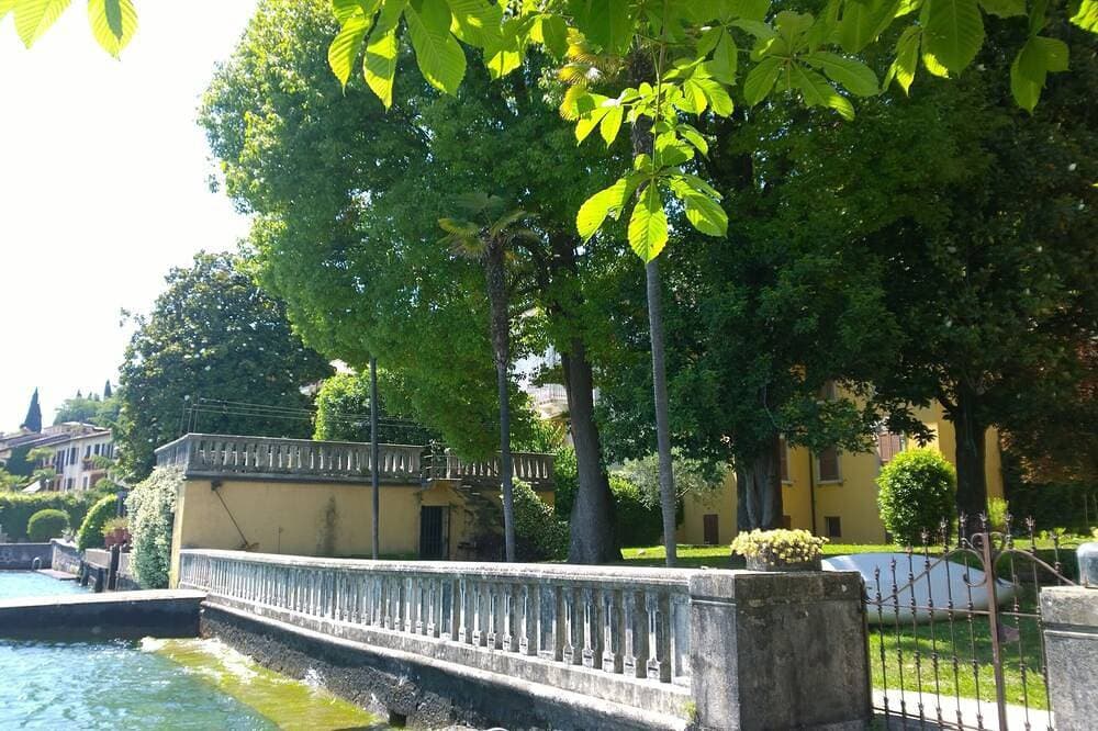 Foto 8 von 30: Gardasee Salò Luxuswohnung in alter romantischer Familienvilla, Terrasse, Garten