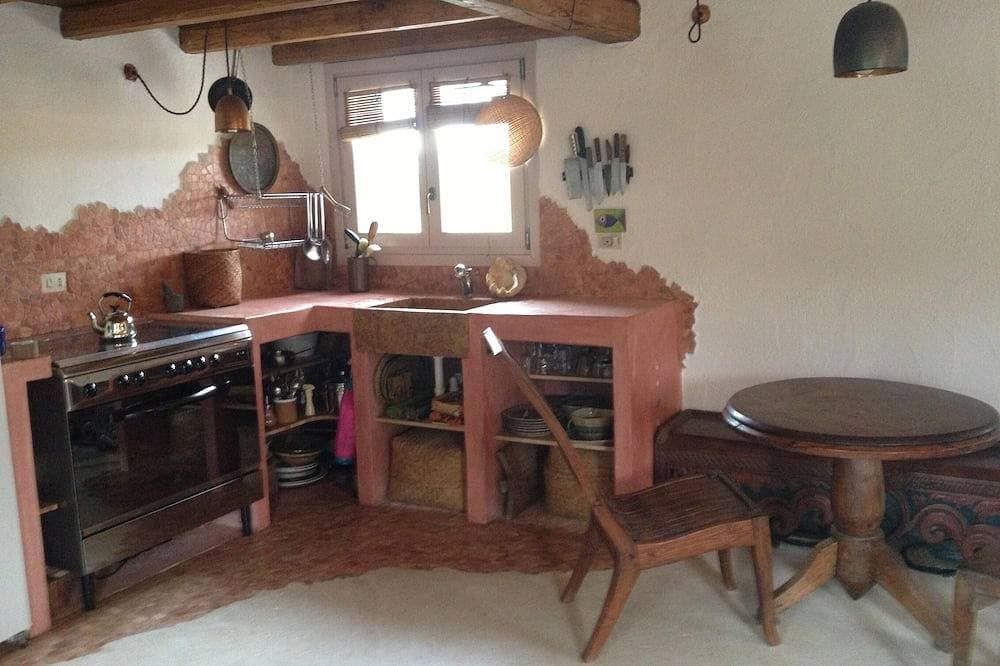 Foto 12 von 22: Ganz besonderes Ferienhaus in einer ländlichen Landschaft, umgeben von alten Felsen