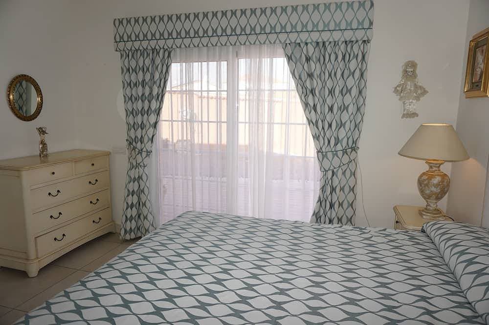 Foto 3 von 30: Private villa with garden &jacuzzi. Great for golfers. BBQ and alfresco dining.