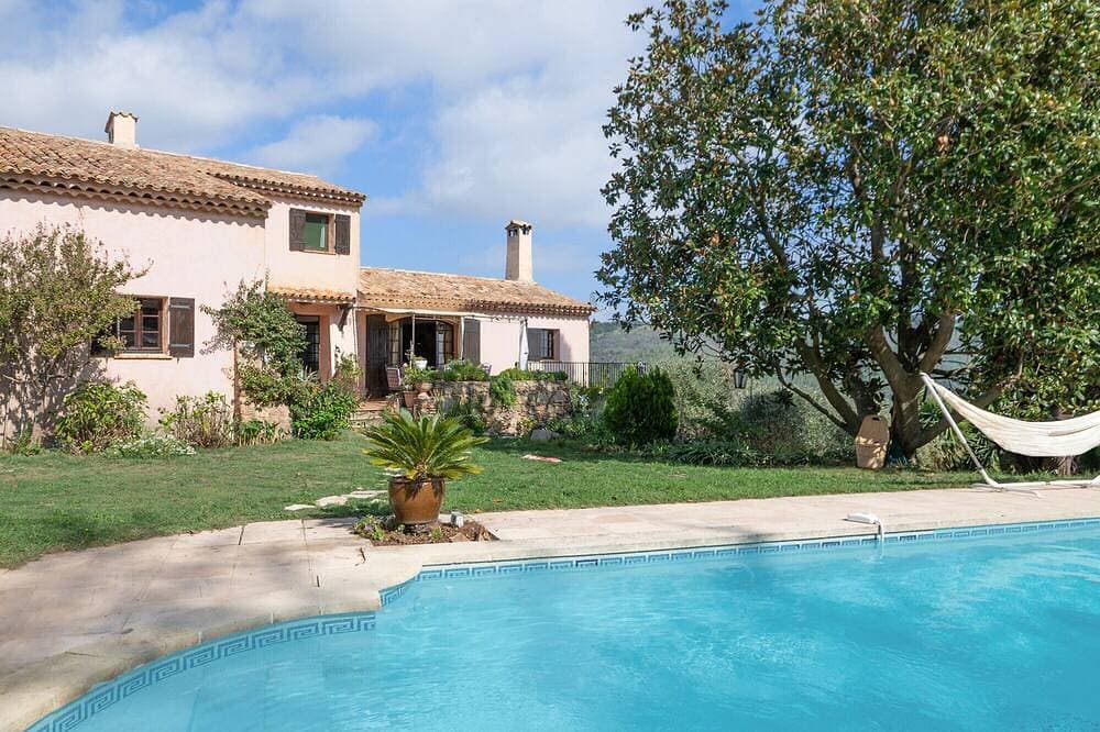 Villa Les Margoutons – Familienfreundliche Villa mit beheiztem Pool, Meerblick und großem Garten bei... 1