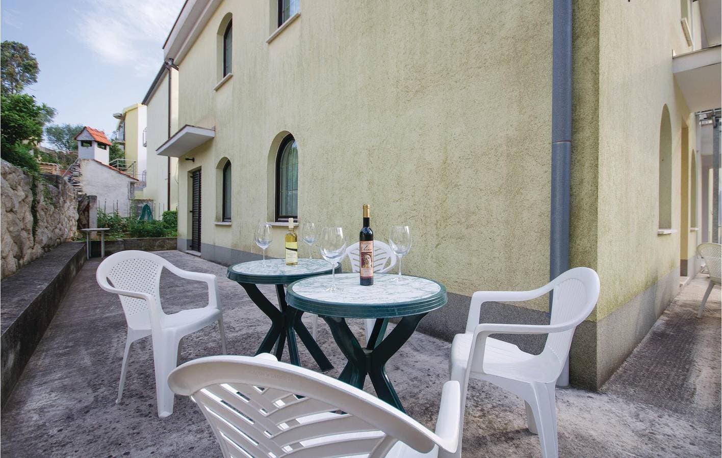 Foto 6 von 17: Gemütliche Ferienwohnung mit Terrasse, Parkplatz und WLAN in der Nähe des Strandes Uvala Bočići