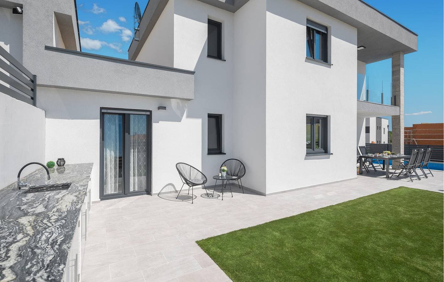 Foto 9 von 36: Geräumige 1-Zimmer-Wohnung mit Pool und Terrasse in der Nähe des Stadtzentrums von Kadumi