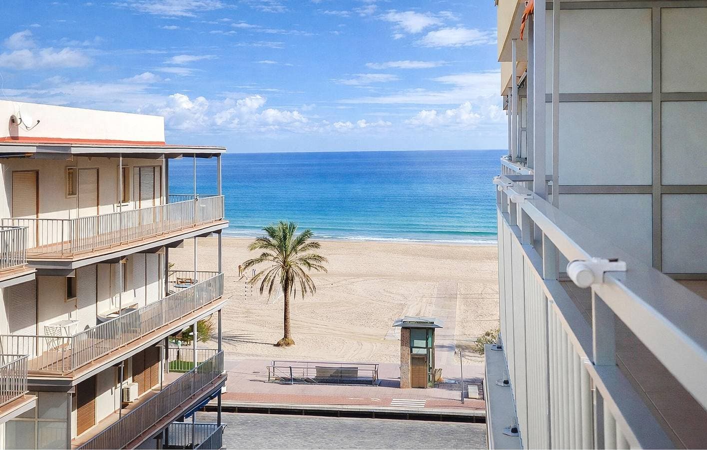 Foto 2 von 22: Gemütlich, 1 km vom Platja de Venècia entfernt: Luftiges Apartment mit 2 Schlafzimmern und Terrasse