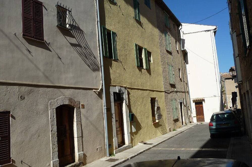 Foto 3 von 12: Character, modernised maison de village in quiet side street 50 mtr. from centre
