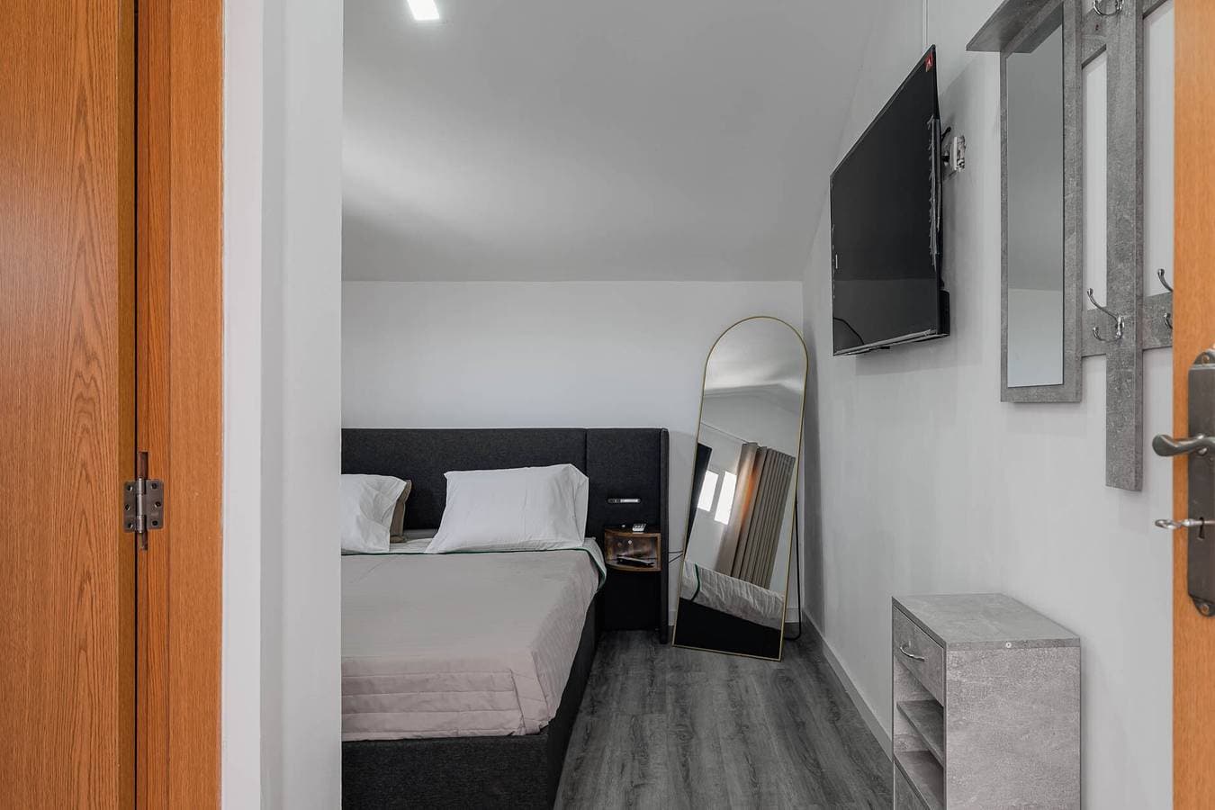 Foto 2 von 61: Zimmer 'Suite King 1' mit Bergblick, Gemeinschaftspool und WLAN