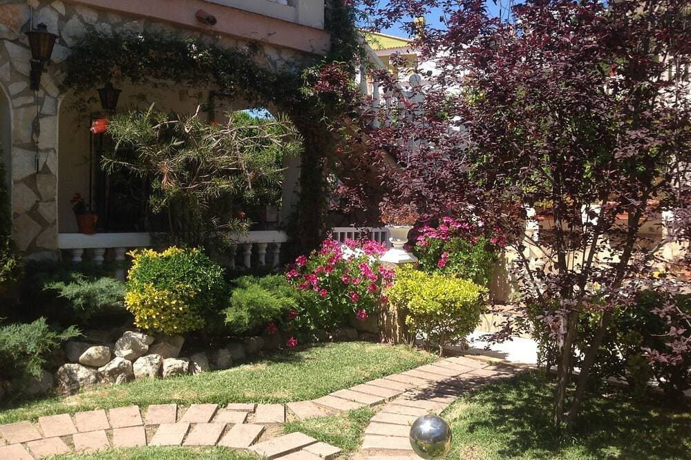 Foto 7 von 30: Schöne Villa inmitten üppiger Gärten, privater Pool, für 6 Personen