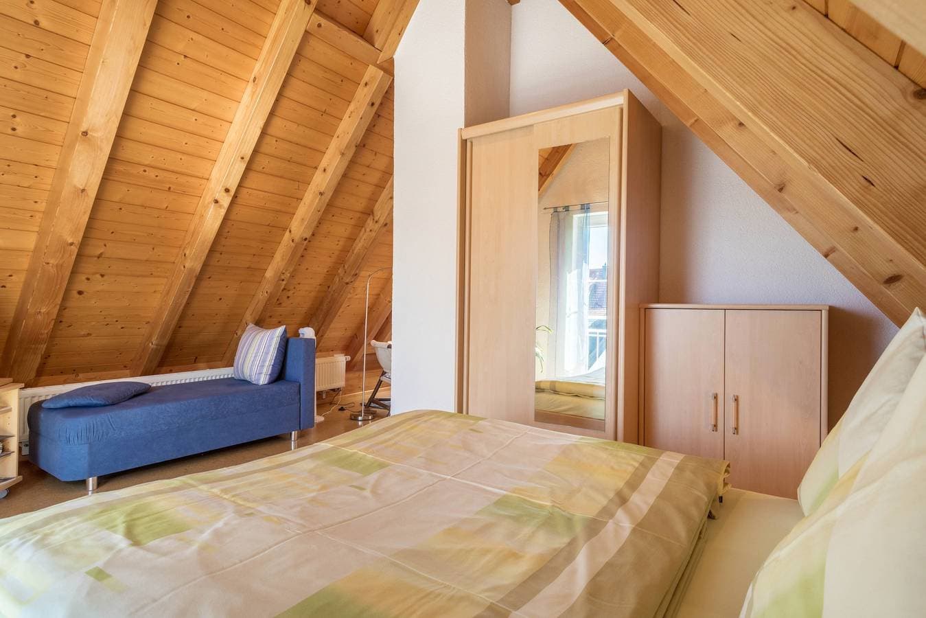 Foto 10 von 19: Gemütliche Ferienwohnung im Dachgeschoss "Haus Sonnenschein" mit WLAN, Terrasse & Garten