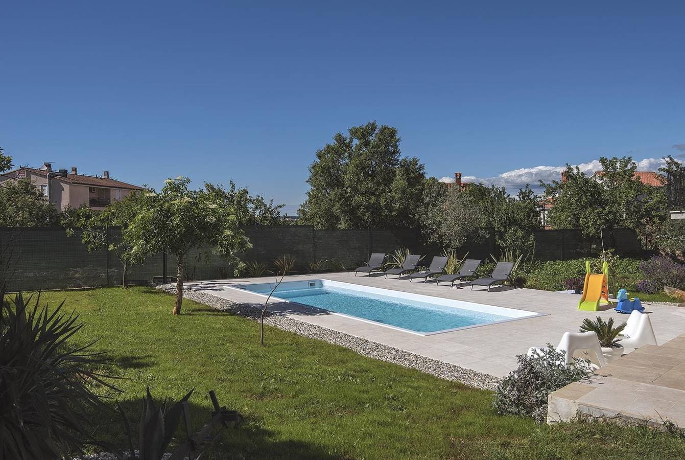 Foto 2 von 21: Neu renovierte Ferienwohnung mit Klima, WLAN, Waschmaschine, Tischfußball, Grill, Fahrräder und einem Kinderspielplatz
