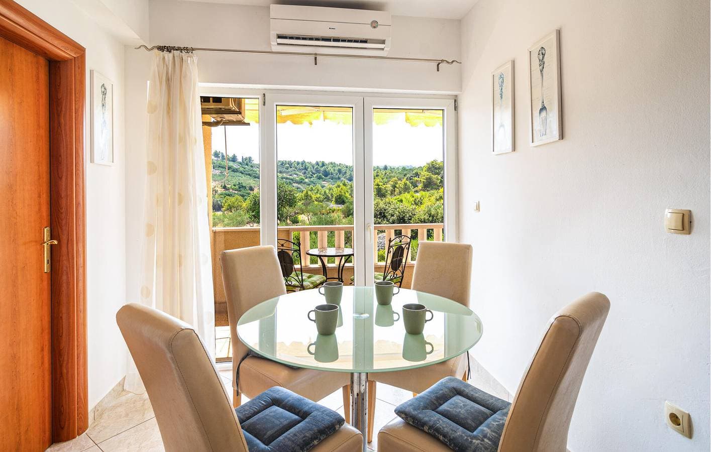 Foto 3 von 17: Gemütliche Ferienwohnung mit Meerblick, Terrasse, WLAN und Parkplatz – 2,5 km vom Strand entfernt
