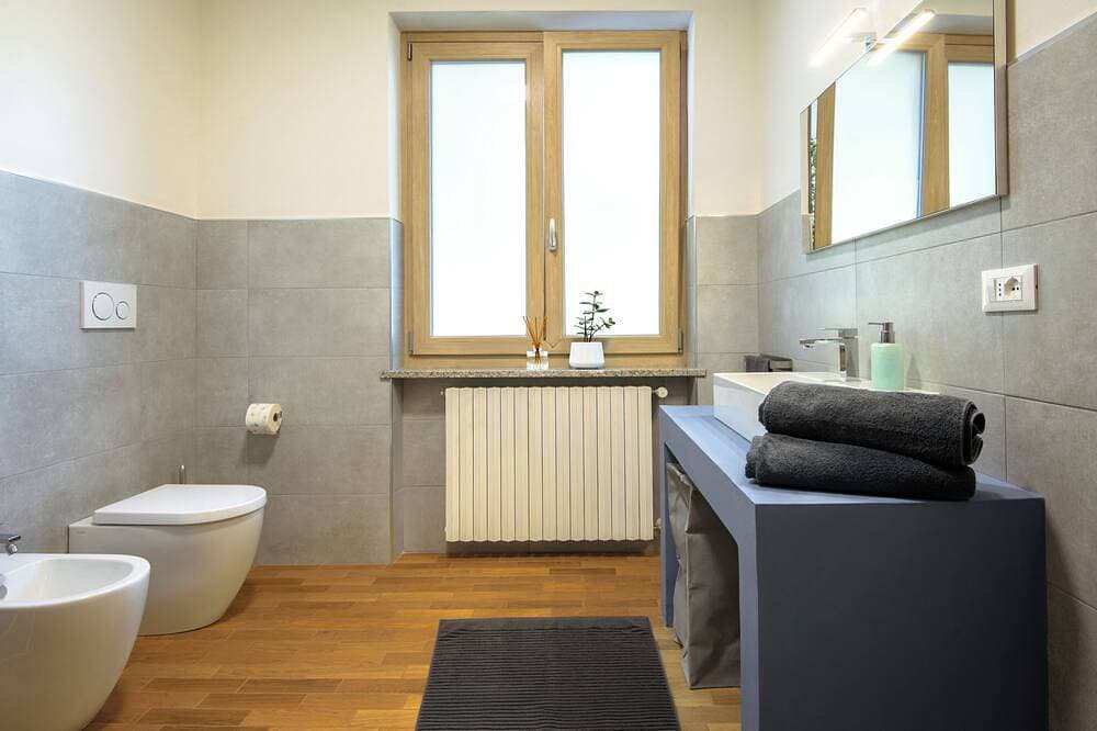 Foto 13 von 30: Modern villa with private pool and panoramic vineyard views in Piemonte.